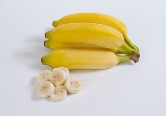 Banana cortada em fundo branco
