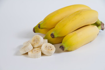 Banana cortada em fundo branco