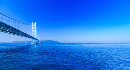 [兵庫県の風景] 快晴の青空をバックに撮影した神戸と淡路を結ぶ明石海峡大橋（別名：パールブリッジ） - obrazy, fototapety, plakaty