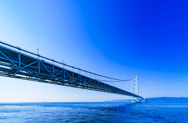 Fototapeta premium [兵庫県の風景] 快晴の青空をバックに撮影した神戸と淡路を結ぶ明石海峡大橋（別名：パールブリッジ）