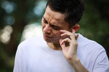 耳に痛みを感じる男性
