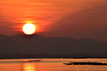 宮島口　朝焼けの太陽