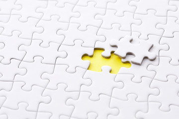 Fototapeta premium ジグソーパズル Jigsaw puzzle on yellow background