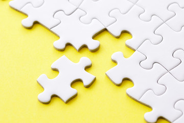 Fototapeta premium ジグソーパズル Jigsaw puzzle on yellow background