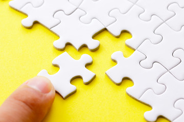Fototapeta premium ジグソーパズル Jigsaw puzzle on yellow background