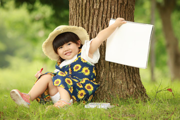 描いた絵を見せる女の子