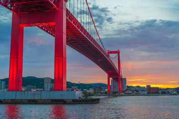 Fototapeta premium 洞海湾と若戸大橋の夕焼け（福岡県）