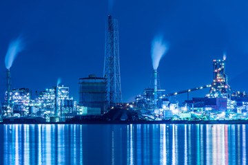 洞海湾を望む北九州のプラント夜景