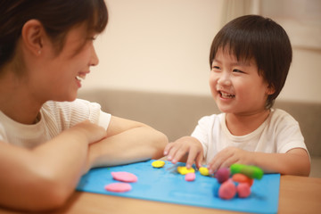 粘土で遊ぶ親子