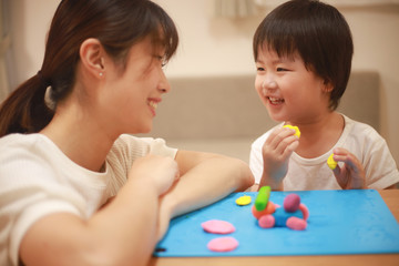 粘土で遊ぶ親子