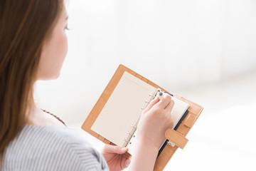 女性　スケジュール帳　手元