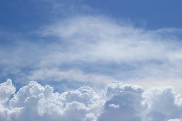 Nubes esponjosas en el cielo