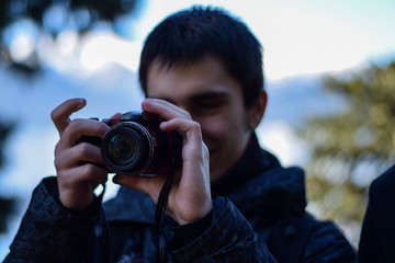 Turista fotografo sonriente de vacaciones