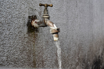 canilla con agua cayendo