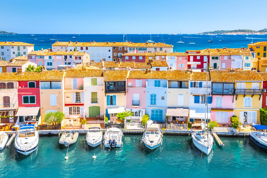 Fototapeta View Of Colorful Houses And Boats In Port Grimaud During Summer Day-Port Grimaud, France