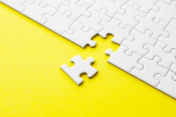 ジグソーパズル　Jigsaw puzzle on yellow background