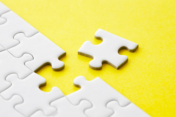 Obraz premium ジグソーパズル Jigsaw puzzle on yellow background