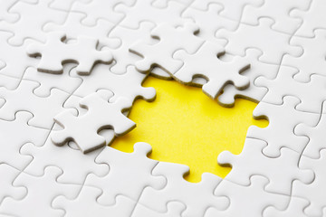 ジグソーパズル　Jigsaw puzzle on yellow background