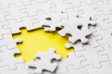 ジグソーパズル　Jigsaw puzzle on yellow background