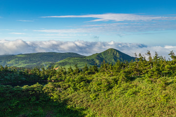 Obraz premium Hachimantai in the early summer morning