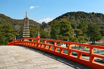 京都宇治の十三重石塔