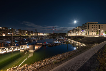 Fototapeta premium Zollhafen Mainz nocna panorama pełni księżyca