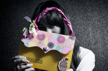 Guapa joven posando con bolso realizado en scrap papel