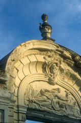 Sculpture de fronton de porte