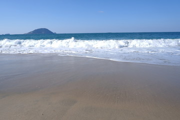 Fototapeta na wymiar 海と空と波の風景（福岡志賀島）