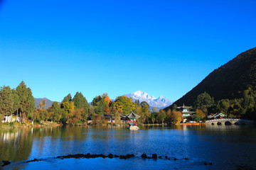 Fototapeta premium Jade Spring Park (Black Dragon Pool Park) w Lijiang, prowincja Yunnan, Chiny