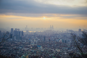 Obraz premium Seoul sunset view in winter season. South Korea
