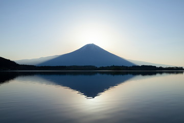 Fototapeta na wymiar 日の出直前の富士山、静岡県富士宮市田貫湖にて