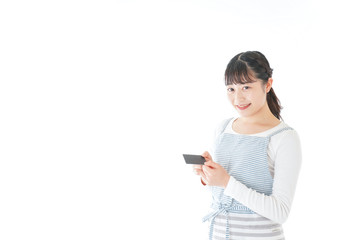 クレジットカード決済をする若いカフェスタッフ