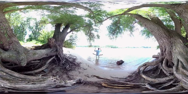 VR360, Mann hat Spass beim schaukeln am Rhein, Flussufer, Aktivit&auml;t draussen, VR, VR 360, 360VR, 360VR Video