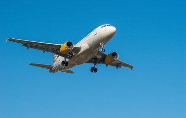 Avión aterrizando en el aeropuerto