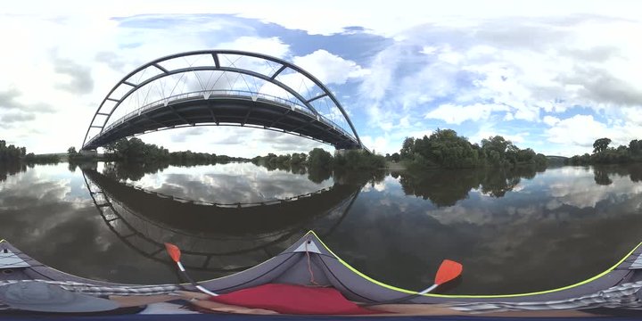 VR360, Paddelboot f&auml;hrt auf Fluss unter Br&uuml;cke, Bootsfahrt, VR 360, VR, 360VR, 360 VR