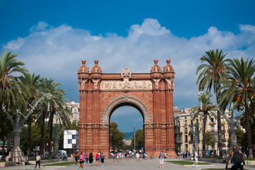 Fototapeta na wymiar BARCELONA, SPAIN - SEPTEMBER 13, 2014: Arch of Triumph in ciutadella park, an archway structure built by the architect Josep Vilaseca i Casanovas. Ciutadella Parc is a park in Ciutat Vella district,