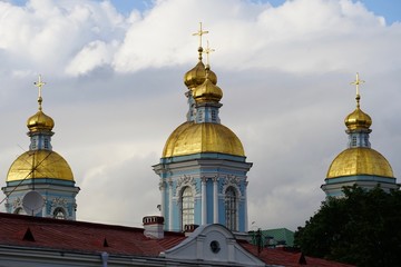 Goldene Türme der Nikolaus-Marine-Kathedrale in Sankt Petersburg