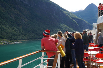 Fototapeta na wymiar Kreuzfahrt durch die Fjorde von Norwegen