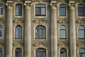 Fototapeta na wymiar Hausfassade mit Säulen und porträtierten Frauenköpfen am Gribojedow-Kanal in Sankt Petersburg