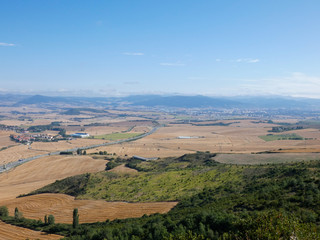 Fototapeta na wymiar Vistas de la región de Navarra, España en verano desde el Alto del Perdón