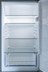 Offener leerer Kühlschrank