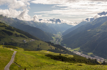 Naklejka na ściany i meble Vue vers la vallée dans les alpes autrichiennes