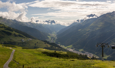 Obraz premium Vue vers la vallée depuis les montagnes à Galzig