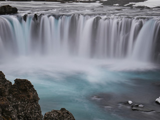 Das blaue Wasser vom Godafoss Wasserfall in Island