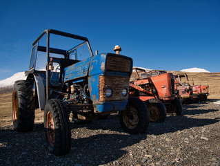 Mehrere Oldtimer Traktoren verschiedener Marken