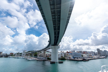 沖縄　フェリーから見上げる泊大橋