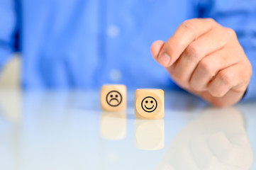 Unternehmer mit einem positiven und negativen Smiley
