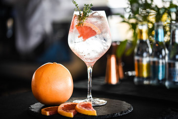 gin tonic with slices of fresh grapefruit