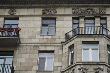 Obraz premium Fassadengestaltung im Sozialistischen Klassizismus (mit Hammer und Schichel) in St. Petersburg